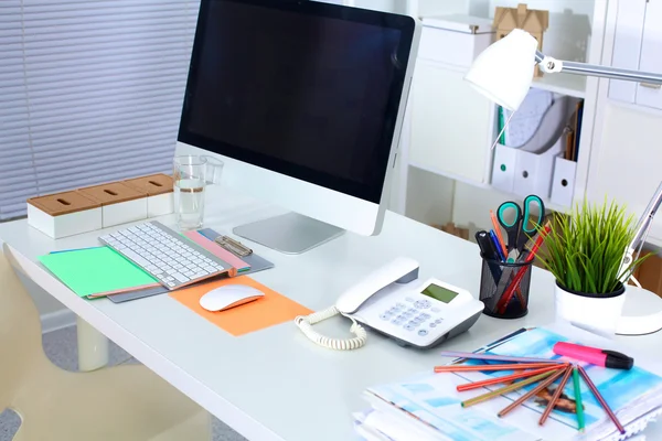 Office skrivbord med dator och pappersarbete — Stockfoto