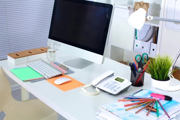 Mesa de trabalho do escritório com computador e papelada — Fotografia de Stock