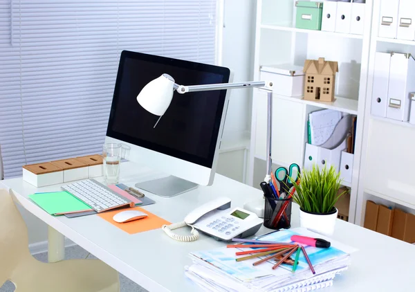 Schreibtisch im Büro mit Computer und Papierkram — Stockfoto