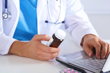 doktor ofisinde bir giriş yapar