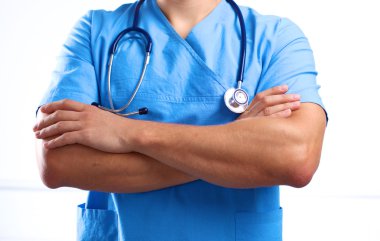 Genç cerrah neşter tutan. İşlem için hazır