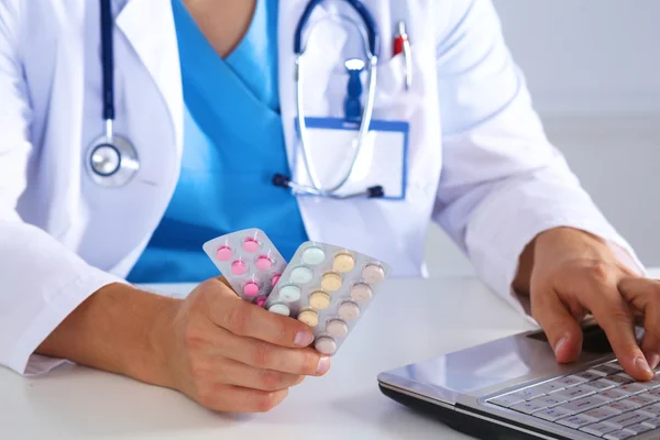 Médico no escritório faz uma entrada — Fotografia de Stock