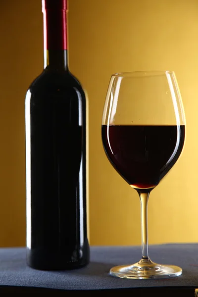 Bouteille de vin et verre sur la table — Photo