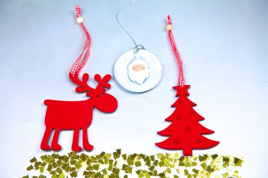 Noel. Ren geyiği ve ağaç beyaz izole etmek