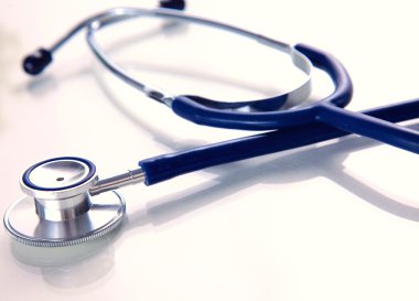 Beyaz bir arka plan üzerinde sağlık stetoskop kapatın