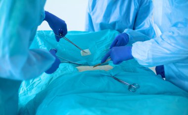 takım cerrah üniformalı bir hastanın kalp cerrahisi kliniğinde işlemi gerçekleştirmek