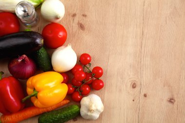Çeşitli ham organik sebze ahşap masa ile kompozisyon
