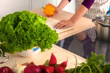 Genç kadın mutfakta yemek pişiriyor. Sağlıklı Yemek