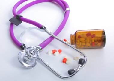 Beyaz arka plan üzerinde izole hapları ile sağlık stetoskop
