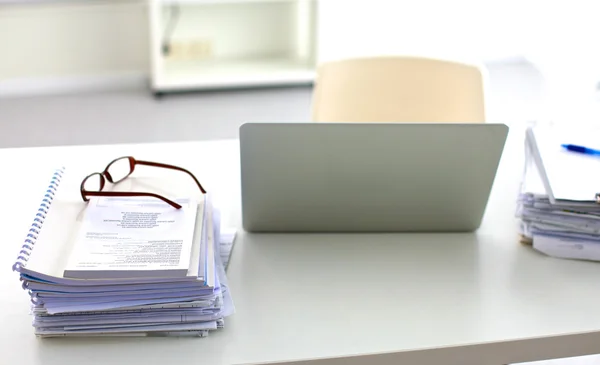 Stos papierów na biurku z komputera — Zdjęcie stockowe