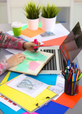 designer Resepsiyon Dijital dönüştürücü kullanarak ofisinde çalışan