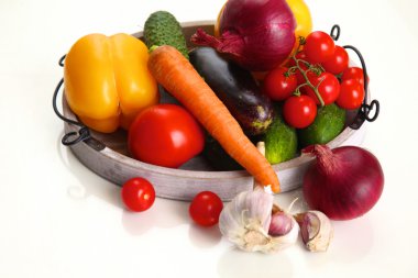 Çeşitli ham organik sebze ahşap masa ile kompozisyon