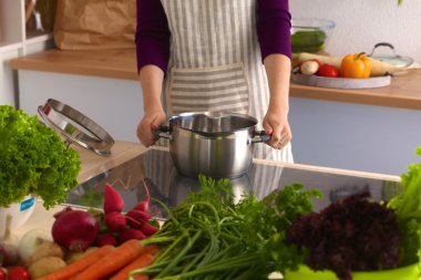 Genç kadın mutfakta yemek pişiriyor. Sağlıklı Yemek