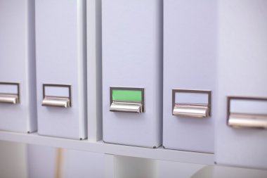 Dosya klasörleri, arka planda raflarda duran