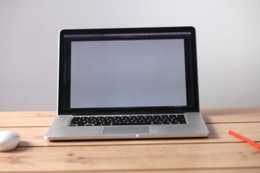 Ofiste ahşap bir tabloda dizüstü standları