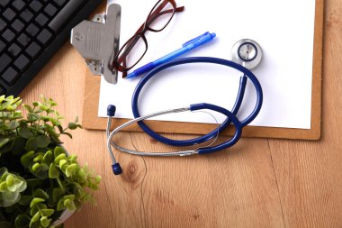 Stetoskop laptop klavye üzerinde. Kavram 3d görüntü