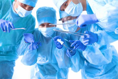 takım cerrah üniformalı bir hastanın kalp cerrahisi kliniğinde işlemi gerçekleştirmek