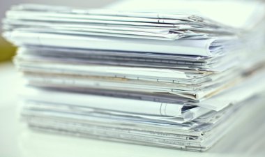 Dosya yığını, beyaz arka plan ile klasör