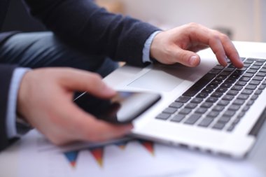 bir bilgisayarda çalışan işadamı closeup eller