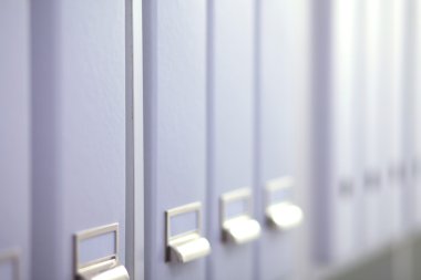 Dosya klasörleri, arka planda raflarda duran