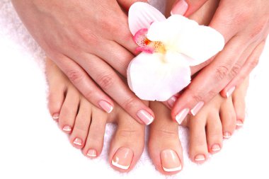 Pedikür yaptıran bir kadının kaplıca salonundaki yakın plan fotoğrafı.