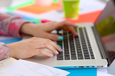 designer Resepsiyon Dijital dönüştürücü kullanarak ofisinde çalışan