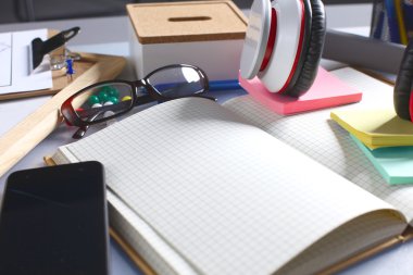 Ofis Masaları boş not defteri ve dizüstü bilgisayar ile