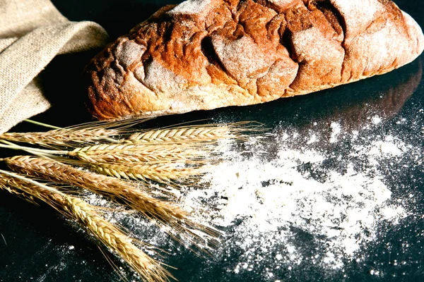 Pan y orejas están en la mesa vieja — Foto de Stock