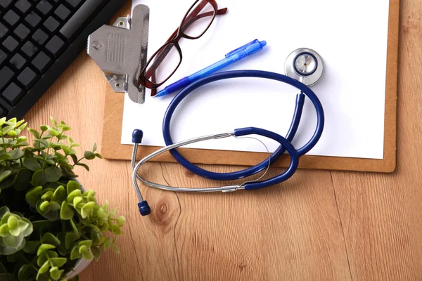 Stethoscope on laptop keyboard. Concept 3D image — Stock Photo, Image