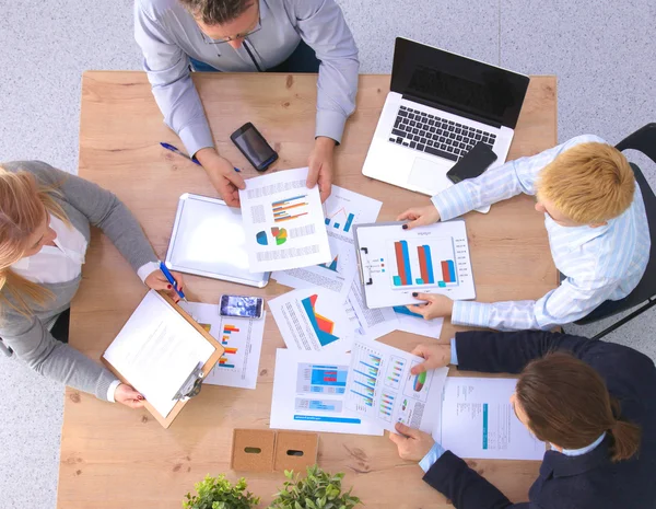 Reunión de negocios en la mesa estrechando las manos Celebración del contrato — Foto de Stock