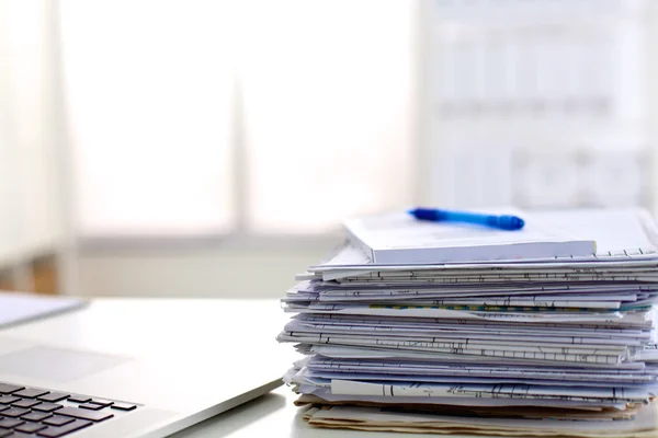 Pila de papeles en el escritorio con computadora —  Fotos de Stock