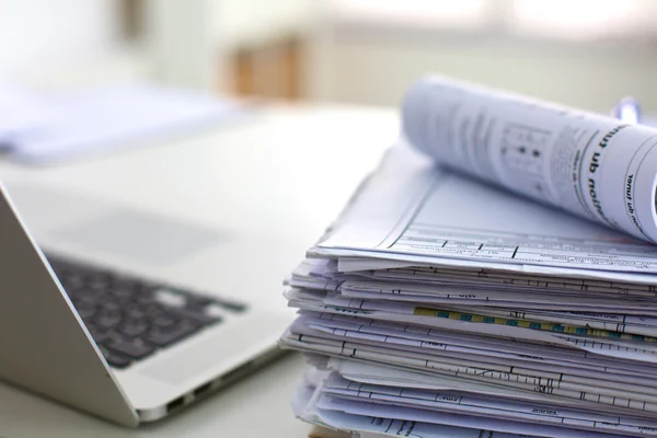 Escritorio de oficina una pila de informes de papel de computadora formularios de trabajo —  Fotos de Stock