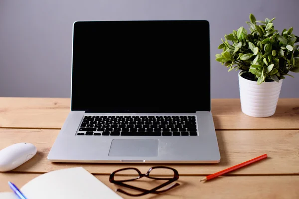 Papierstapel auf dem Schreibtisch mit Computer — Stockfoto