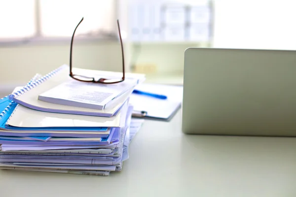 Офисный стол стопка компьютерных бумажных отчетов рабочие формы — стоковое фото