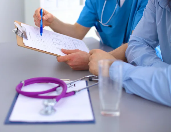 Médico y paciente en la mesa. solución — Foto de Stock