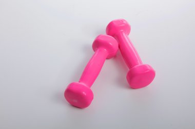 İki dambıl beyaz arkaplanda izole edilmiş.