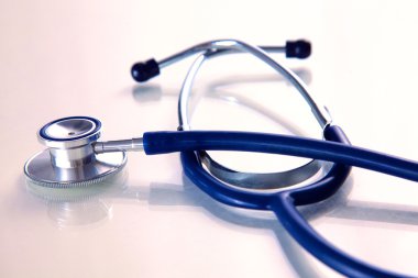 Beyaz bir arka plan üzerinde sağlık stetoskop kapatın