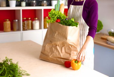 meyve ve sebze dolu alışveriş kese kağıdı tutan pozitif sağlıklı mutlu kadın