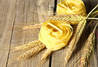Makarna spikelets pişirmeye hazır masada