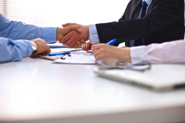 Yavaşça bir genç bitki holding eller iki çift