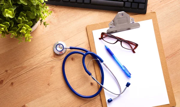 Medical stethoscope lying on a computer keyboard, documents — Stock Photo, Image