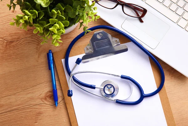 Medical stethoscope lying on a computer keyboard, documents — Stock Photo, Image