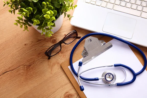 Medical stethoscope lying on a computer keyboard, documents — Stock Photo, Image