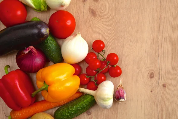 Pile de légumes bio sur une table en bois — Photo