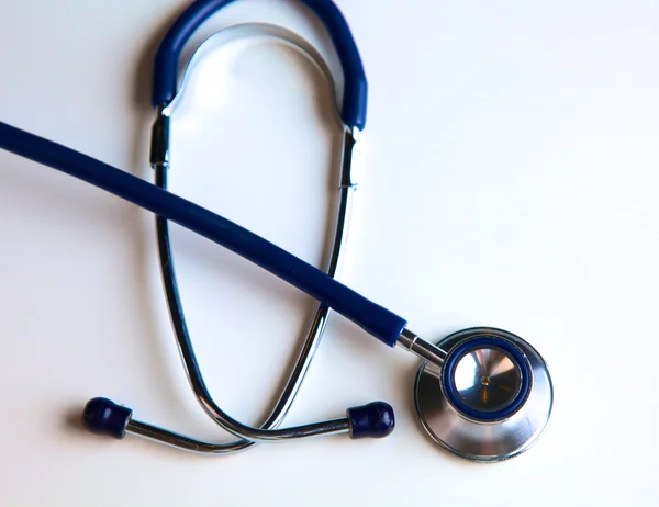 Nära håll medicinska stetoskop på vit bakgrund — Stockfoto
