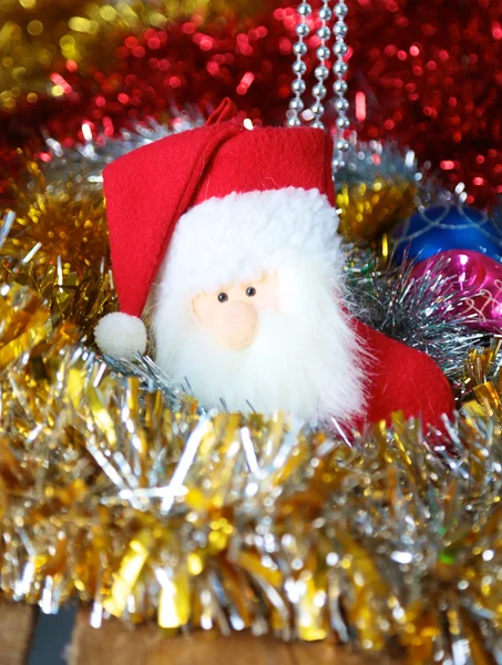 Fondo navideño dorado de luces desenfocadas con árbol decorado — Foto de Stock