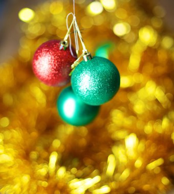 Süslü ağaçlı odaksız ışıkların altın rengi Noel arkaplanı