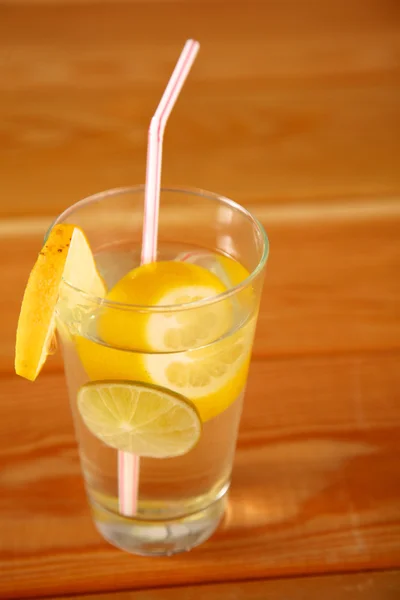 Limonada em um copo na mesa de madeira — Fotografia de Stock