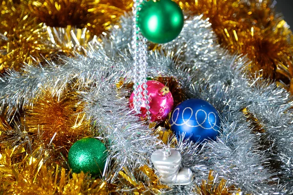 Gouden kerst achtergrond van de-gerichte verlichting met versierde boom — Stockfoto