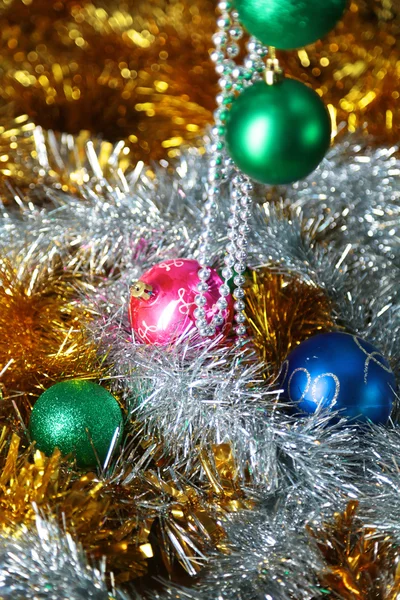 Oro sfondo di Natale di luci sfocate con albero decorato — Foto Stock